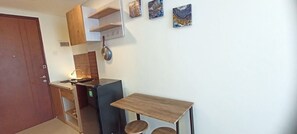 Apartemen Deluks | Dapur pribadi | Lemari es kecil dan peralatan masak/sendok-piring