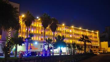 Facciata della struttura - sera/notte