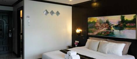 Habitación estándar con 1 cama matrimonial o 2 individuales | Cortinas blackout, insonorización y tabla de planchar con plancha