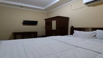 Escritorio, espacio para trabajar con laptop y wifi gratis