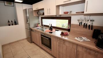 Jääkaappi, mikroaaltouuni, uuni, liesi