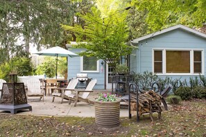 Outdoor dining - 1000 FT to Assn Beach, Cute Cottage, Outdoor Dining (Lakeside)