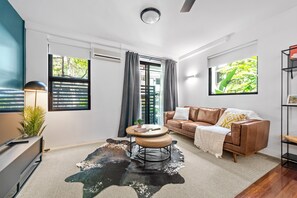 Smart TV - Tasteful Teneriffe! ~ 1Bed, 1Bath, 1Car, Balconies (Teneriffe)