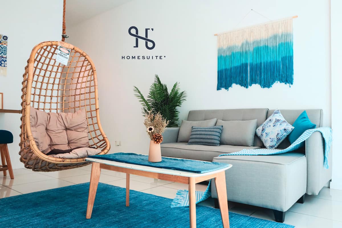 SA#04 - Chic Blue 1BR for 2-4 Pax [Tower 1] | 起居区 | 32-英寸LED 电视（配备有线频道）