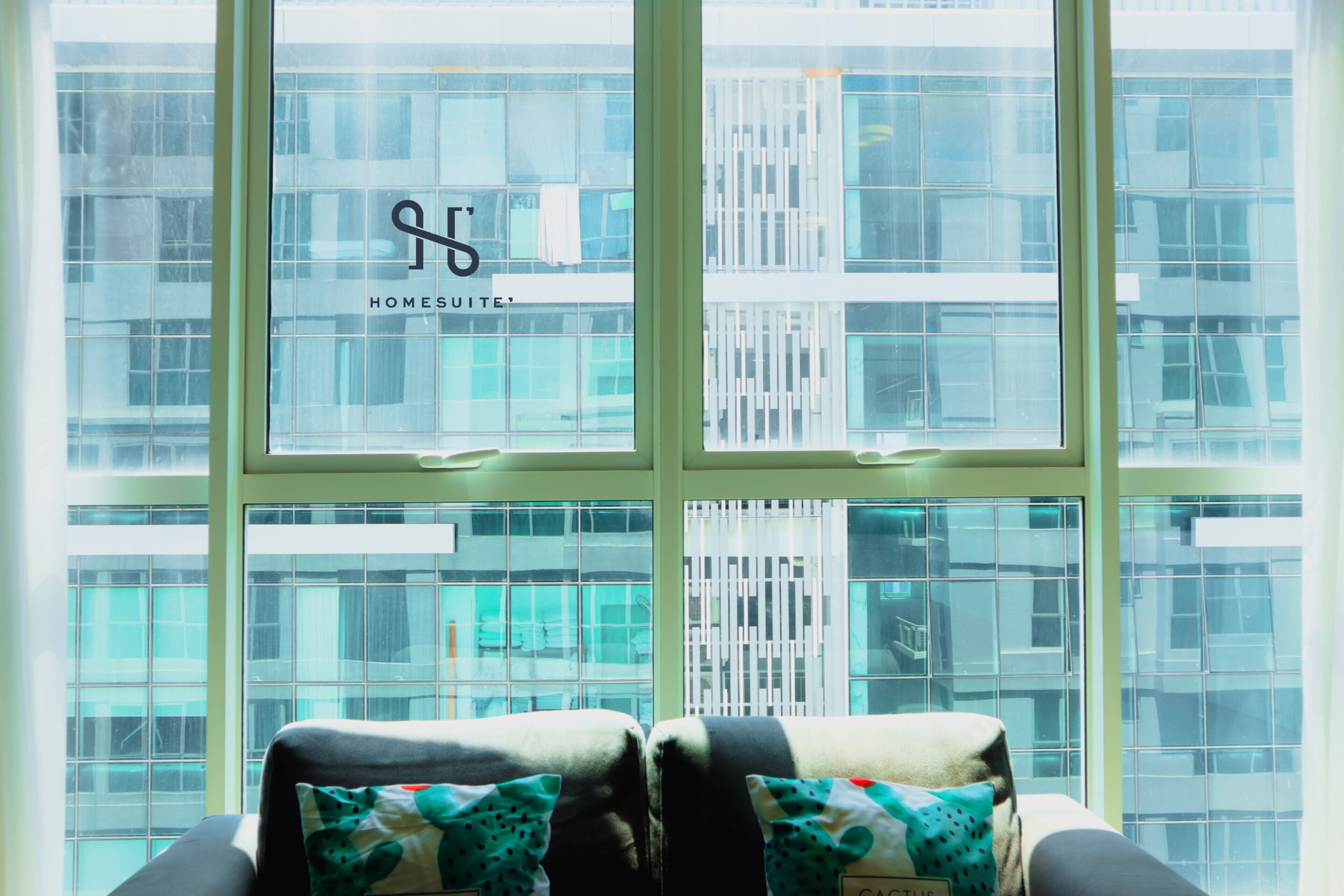 Vista a través de una ventana con un logotipo que dice 