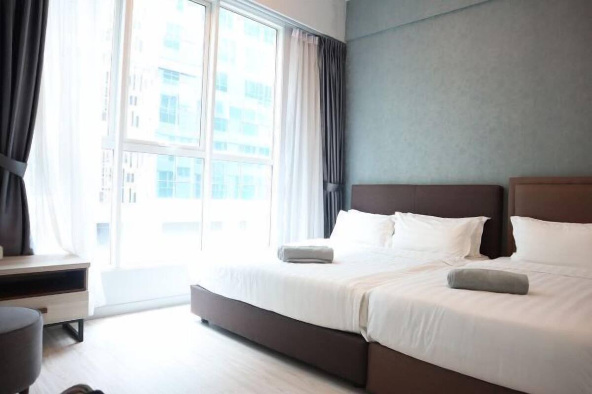 1 habitación, decoración personalizada, muebles diferentes y escritorio