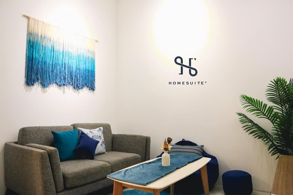 SA#05 - Elegant Blue 2BR for 3 Pax [Tower 1] | 起居区 | 32-英寸LED 电视（配备有线频道）