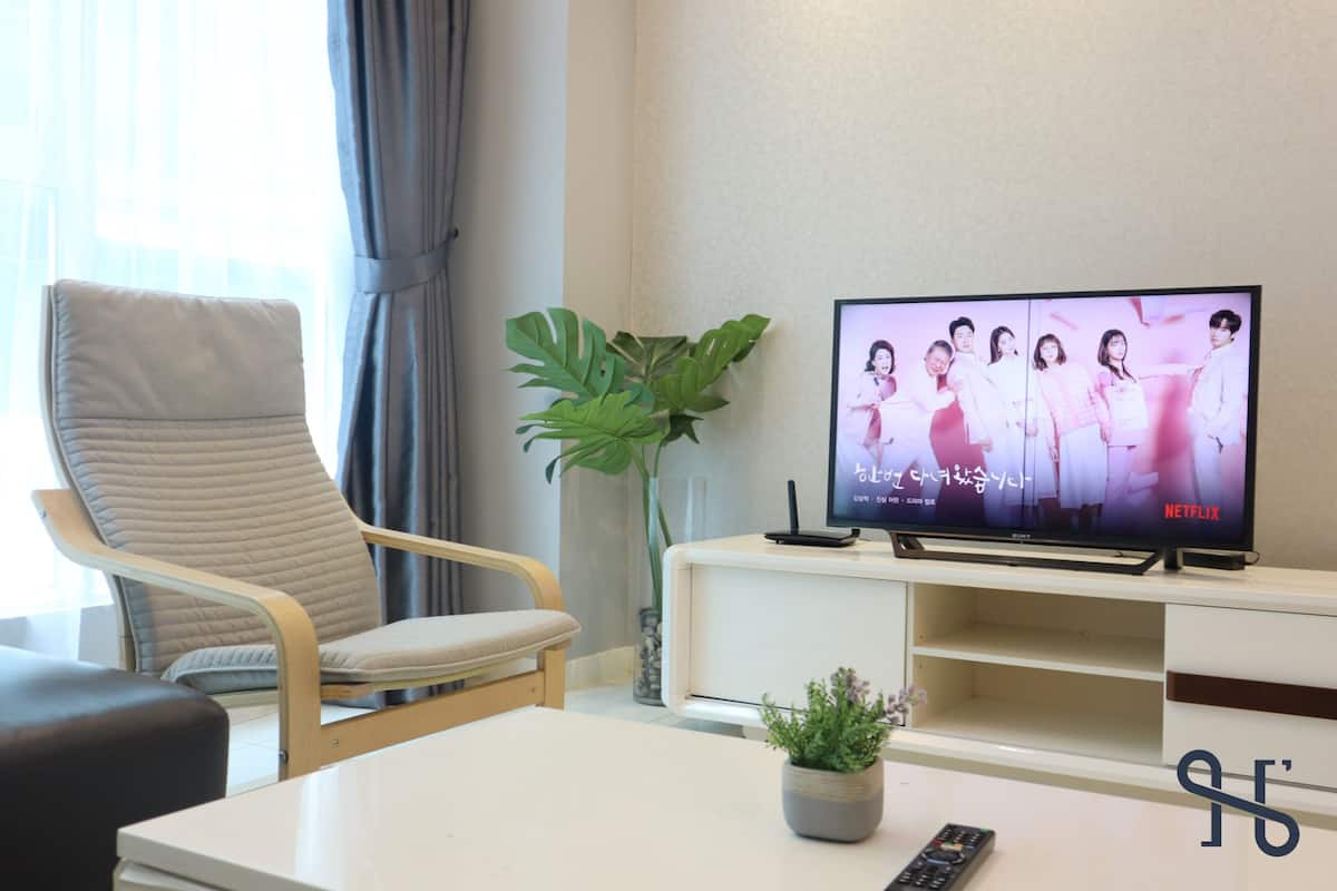 SA#02 - 2BR with Netflix TV for 6 Pax [Tower 2] | 起居区 | 32-英寸LED 电视（配备有线频道）