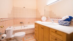 Ein Badezimmer mit Toilette, Waschbecken und Badewanne.
