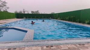 Outdoor pool - Shiva Palace by Golden Leaf Hotels (Haldwani)