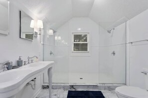 Shower, hair dryer, towels - Spacious 5BR Home|KingBeds|FencedYard (Olathe)