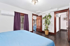 5 bedrooms, iron/ironing board, travel cot, WiFi - Spacious 5BR Home|KingBeds|FencedYard (Olathe)