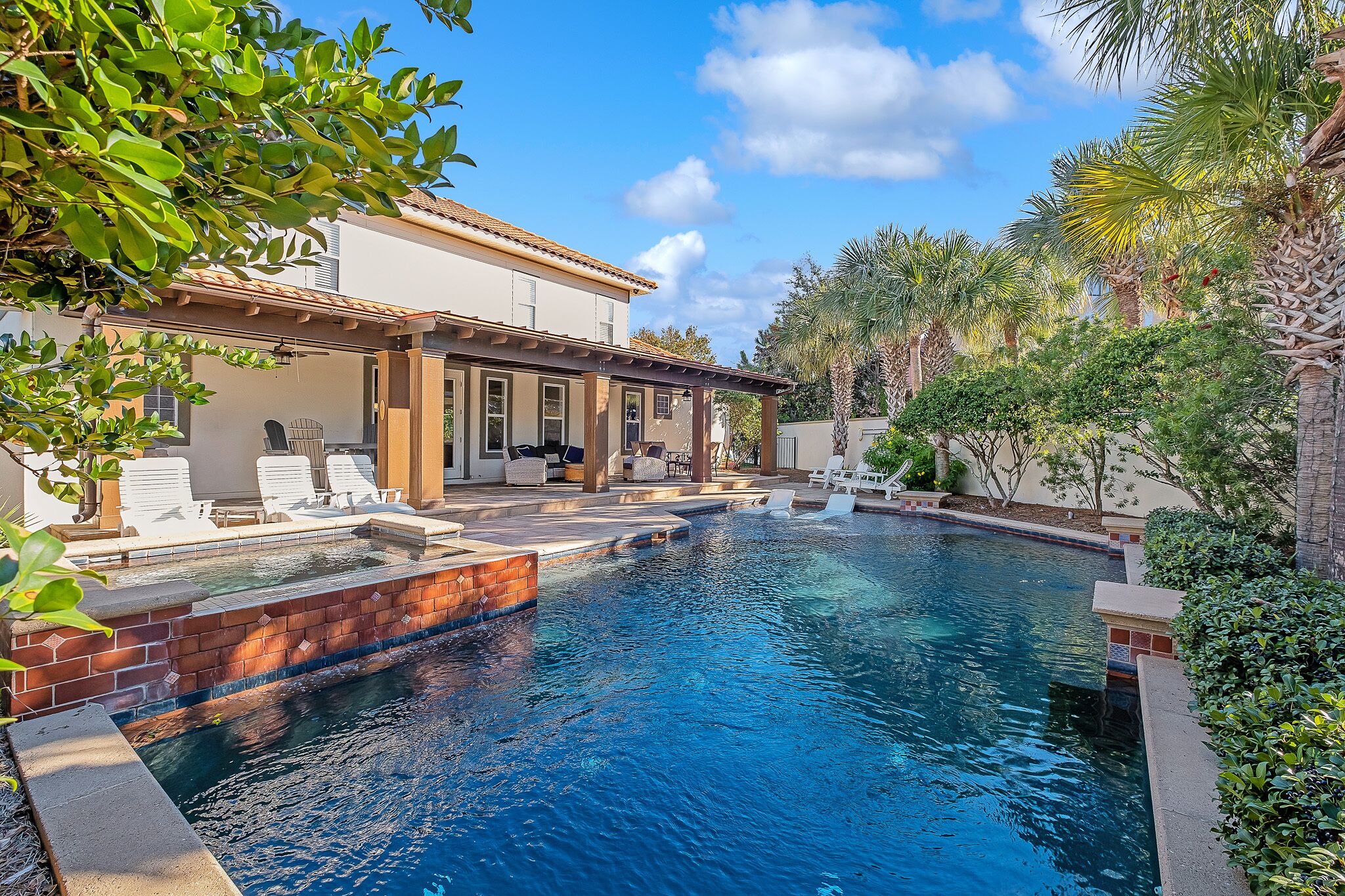 حمّام سباحة مُدفَّأ