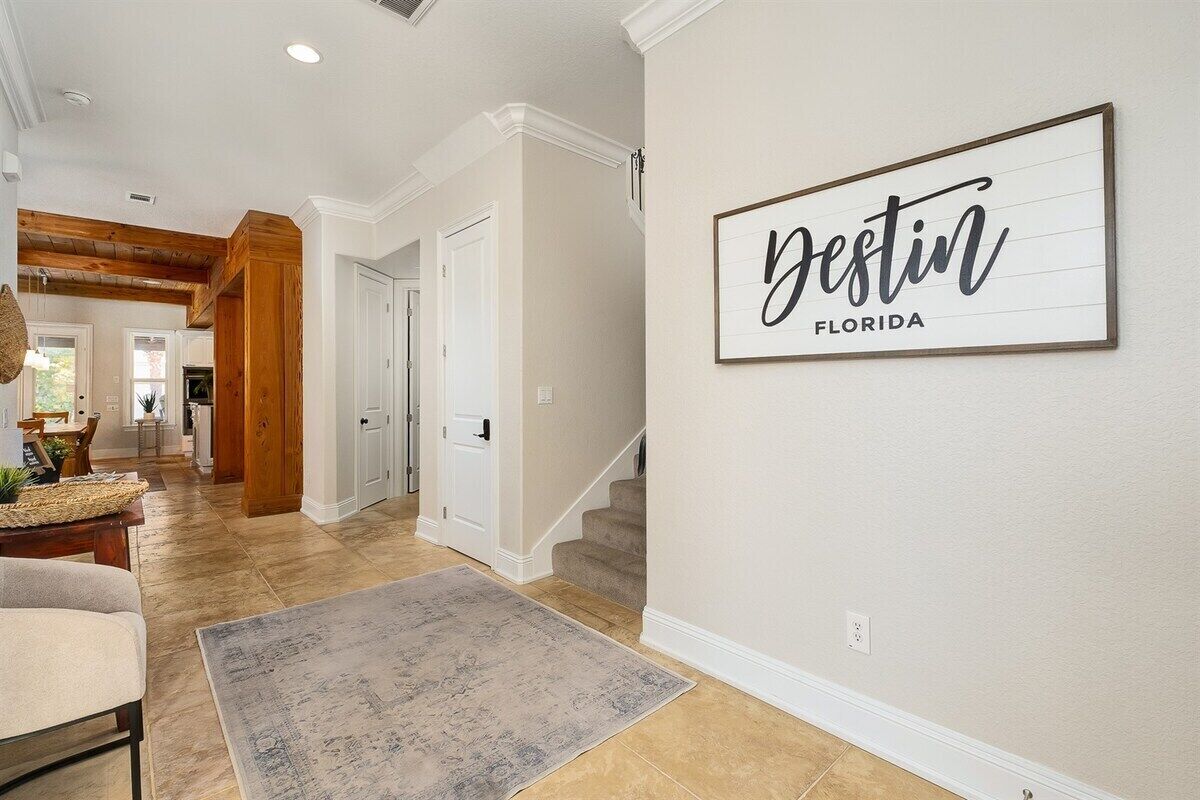 Un couloir orné d’une enseigne encadrée au mur, sur laquelle on peut lire : « Vestin Florida ».