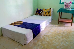 Kahden hengen economy-huone | Työpöytä, kannettavalle tietokoneelle sopiva työtila, vuodevaatteet