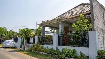 Vista frontal de la propiedad