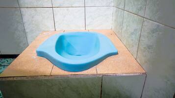 Habitación doble económica | Baño | Regadera y toallas