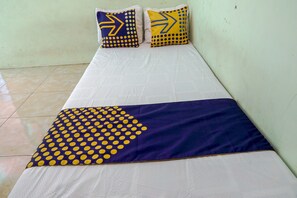 Economy Double Room | Desk, laptop workspace, bed sheets