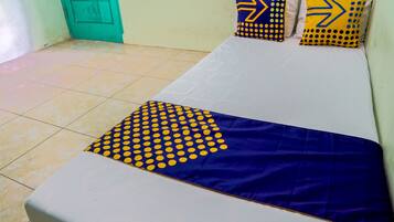 Habitación doble económica | Escritorio, espacio para trabajar con laptop y ropa de cama