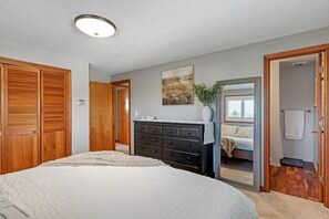 4 bedrooms, desk, travel cot, free WiFi