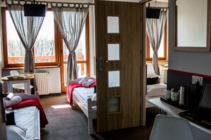 Standard Quadruple Room | Free WiFi - Pensjonat Maja (Nowy Sacz)