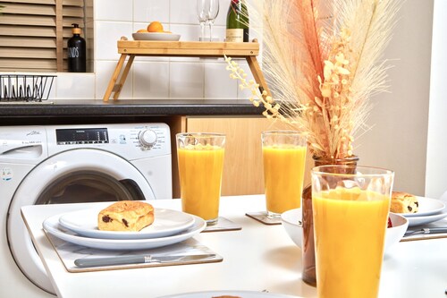 Sleeps 6: Family & Work Stays - FREE Parking & WiFi