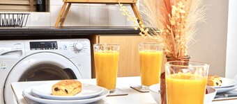 Sleeps 6: Family & Work Stays - FREE Parking & WiFi