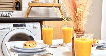 Sleeps 6: Family & Work Stays - FREE Parking & WiFi