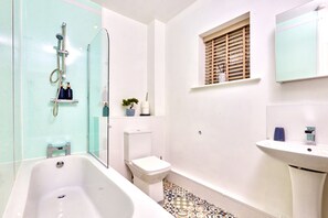 Secador de pelo, toallas, jabón y champú