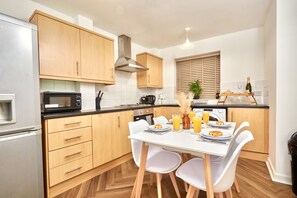 Frigorífico, microondas, horno y placa de cocina