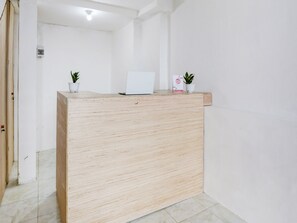 Reception - OYO Flagship 90756 Melasti Hills Room & Cafe (Ungasan)