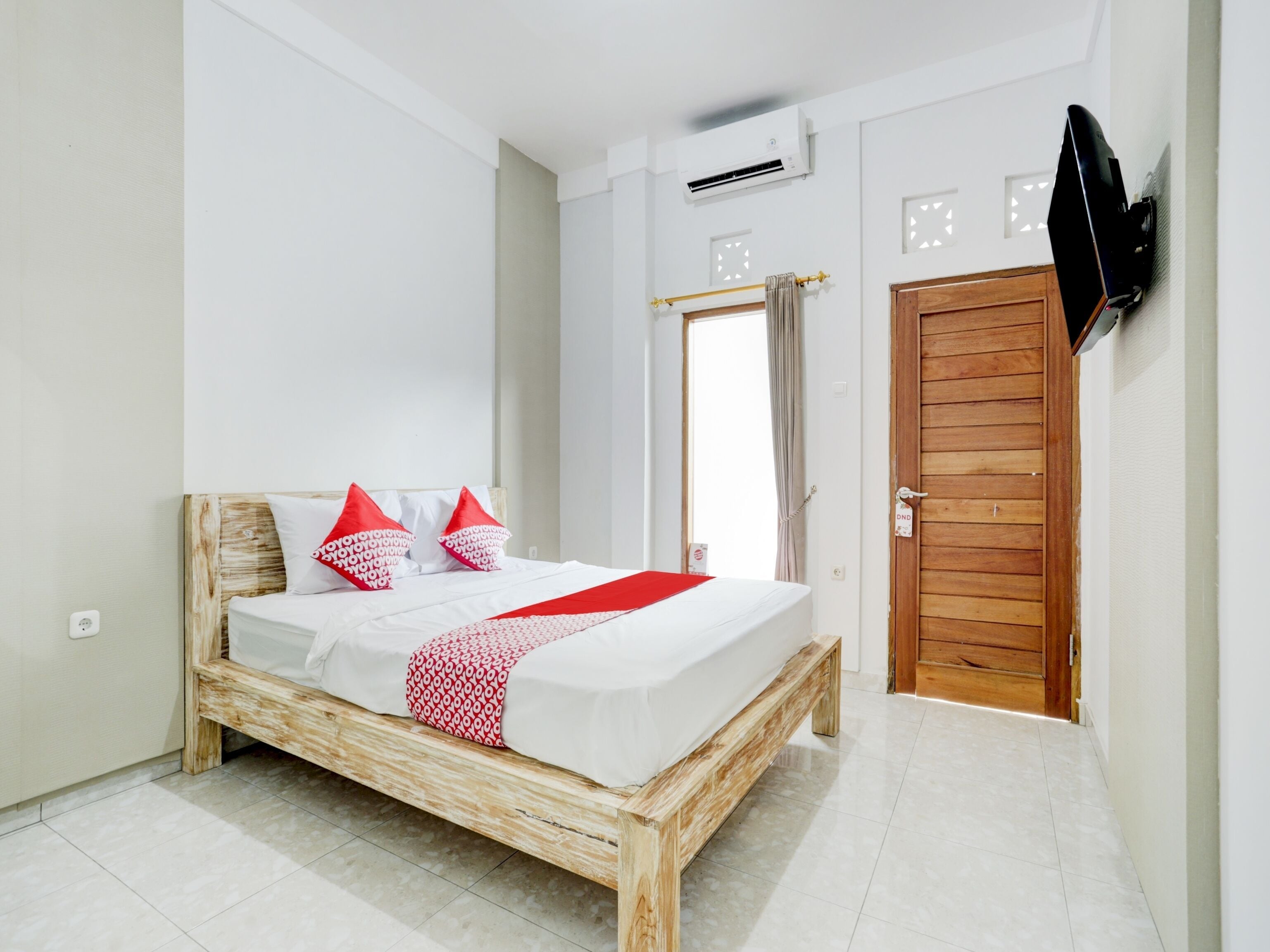 Enkeltrom – deluxe | Skrivebord for bærbar PC, blendingsgardiner og wi-fi (inkludert)