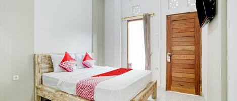 Enkeltrom – deluxe | Skrivebord for bærbar PC, blendingsgardiner og wi-fi (inkludert)