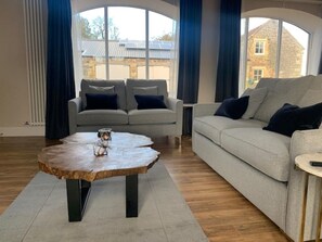 Flat-screen TV - The Carthouse (Luxury 2 bed with private hot tub) (Newburgh,)