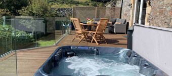 The Carthouse (Luxury 2 bed with private hot tub)