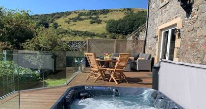 The Carthouse (Luxury 2 bed with private hot tub)