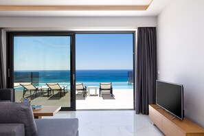 Vila luxo, 3 quartos, vista para a praia, ao lado da piscina | Área de estar | Smart TV 50 polegadas com canais digitais