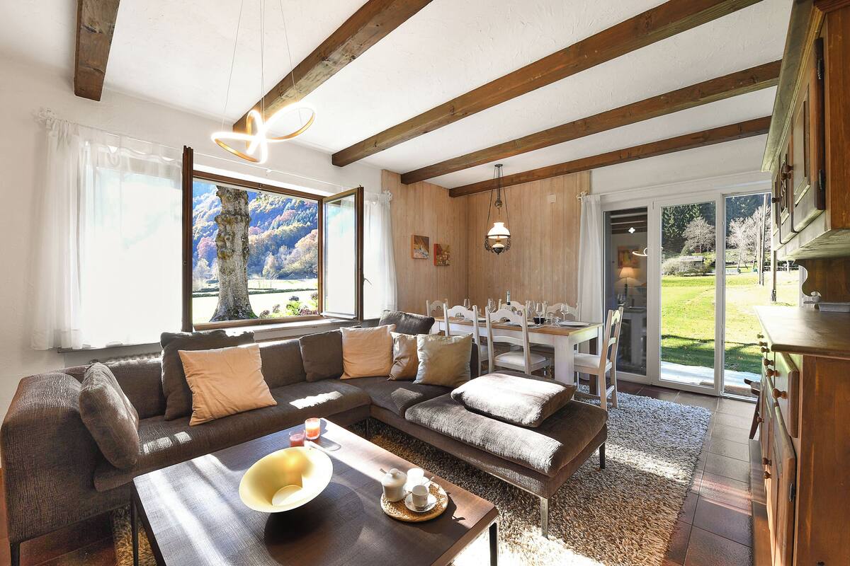 21-inch flat-screen TV with cable channels, fireplace