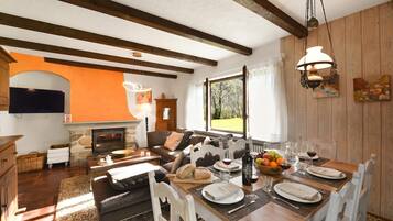 Familie chalet, meerdere slaapkamers, 2 badkamers (Casa Mima 2) | Woonruimte | Een 21-inch flatscreentelevisie met kabelzenders en een open haard