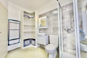 Vòi sen/bồn tắm kết hợp, máy sấy tóc, khăn tắm, xà phòng 