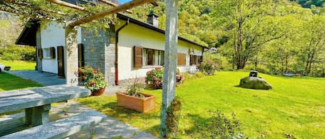 Family Chalet, Multiple Bedrooms, 2 Bathrooms (Casa Mima 1) | Outdoor dining