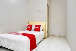 Standard Double Room | Laptop workspace, bed sheets - OYO Life 92684 Kost Mutiara Nirwana (Karawang)