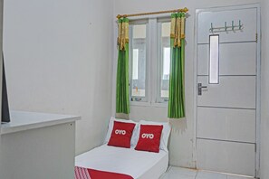 Habitación estándar doble | Espacio para trabajar con un portátil y ropa de cama