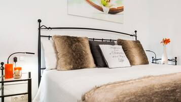 2 slaapkamers, een strijkplank/strijkijzer, internet, beddengoed