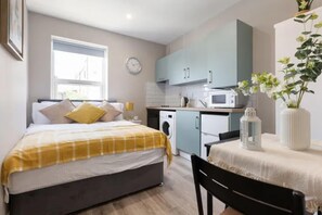 Studio | Free WiFi, bed sheets - Immaculate 1-bed Studio in Dublin- A1 Location! (Dublin)