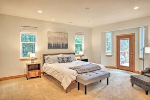 6 bedrooms, iron/ironing board, travel crib, WiFi - Amazing Home 3 Minutes to Marina (Hayden)