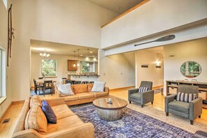 TV, fireplace - Amazing Home 3 Minutes to Marina (Hayden)