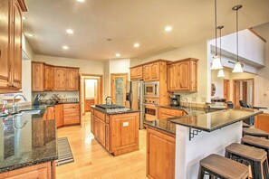 Fridge, microwave, oven, stovetop - Amazing Home 3 Minutes to Marina (Hayden)