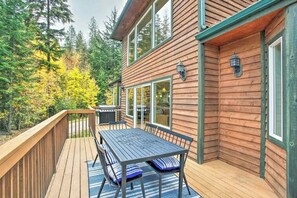 Outdoor dining - Amazing Home 3 Minutes to Marina (Hayden)