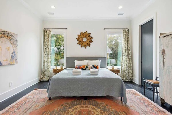 3 bedrooms, desk, iron/ironing board, travel crib